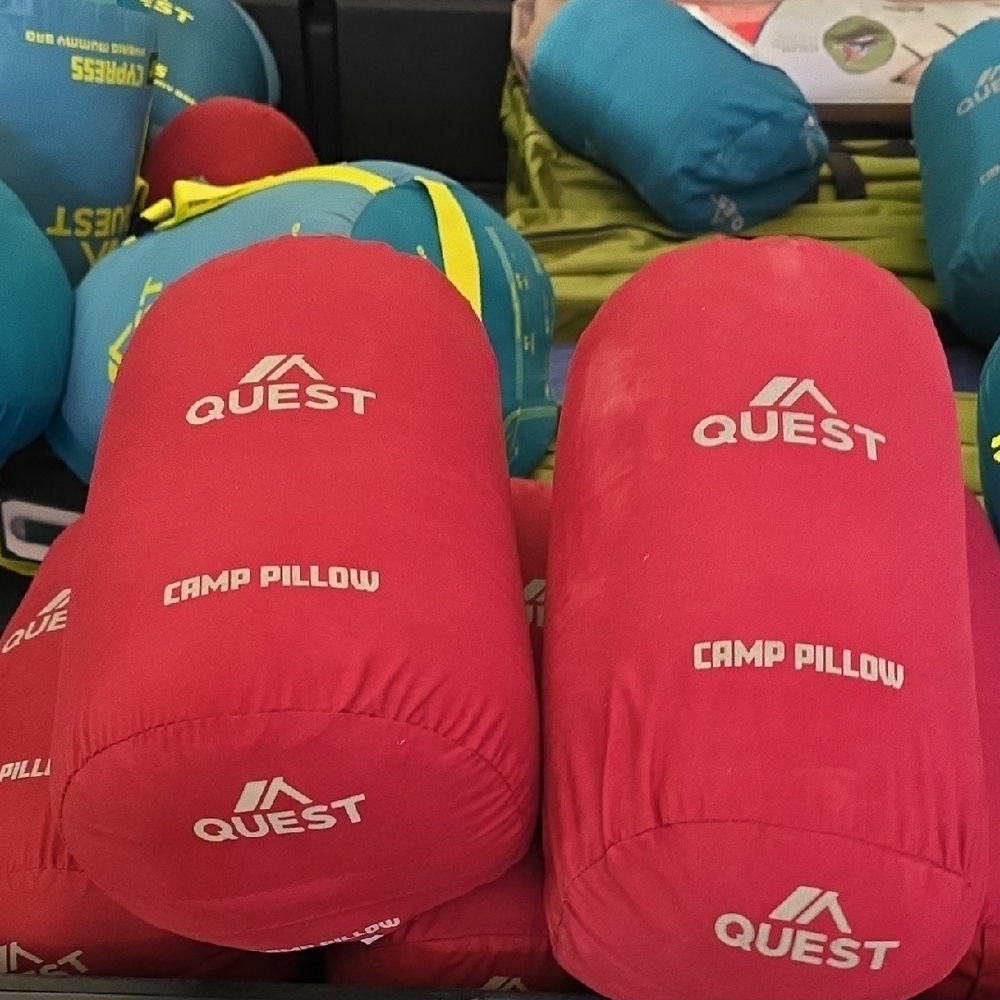 Que Red Travel Pillow Set Soft Compressible Bedding